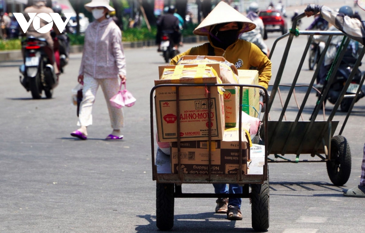 Extreme heat disrupts daily life in Hue, locals adapt to hot weather